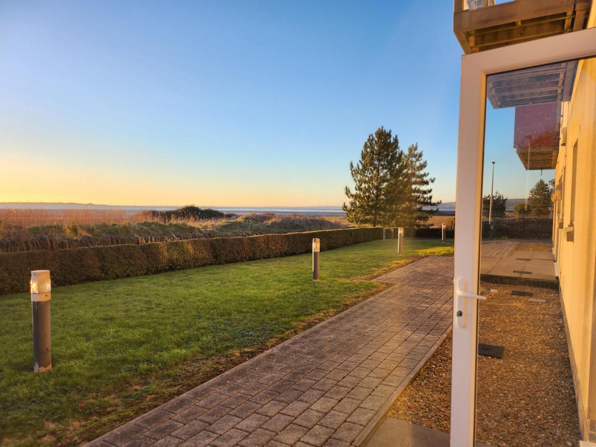 Coastal Apartment With Beach On Your Doorstep! Llanelli Eksteriør billede